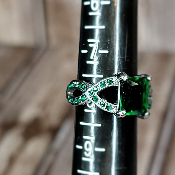 Women's Ring Size 8 - Picture 4 of 4